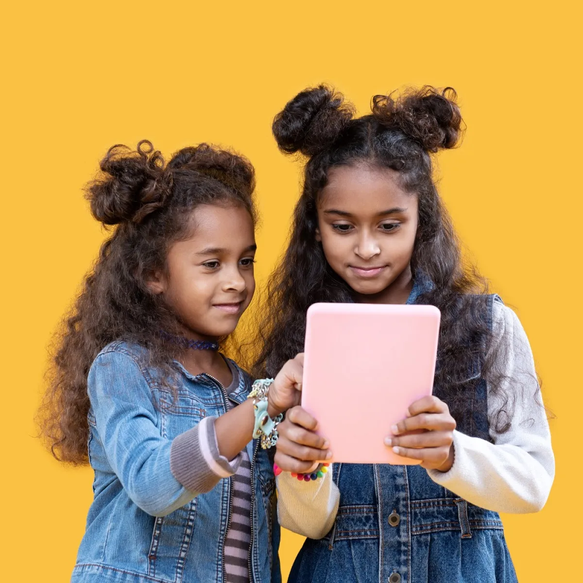 صورة لصديقتين تلعبان