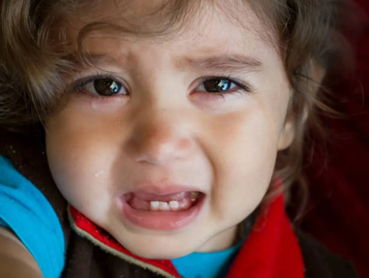 صورة لطفلة تبكي بسبب ألم في عينها