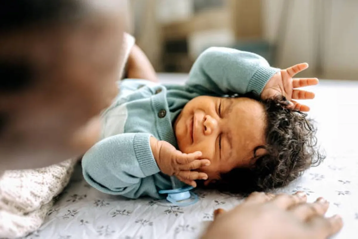 صورة لرضيع يبكي بسبب المغص