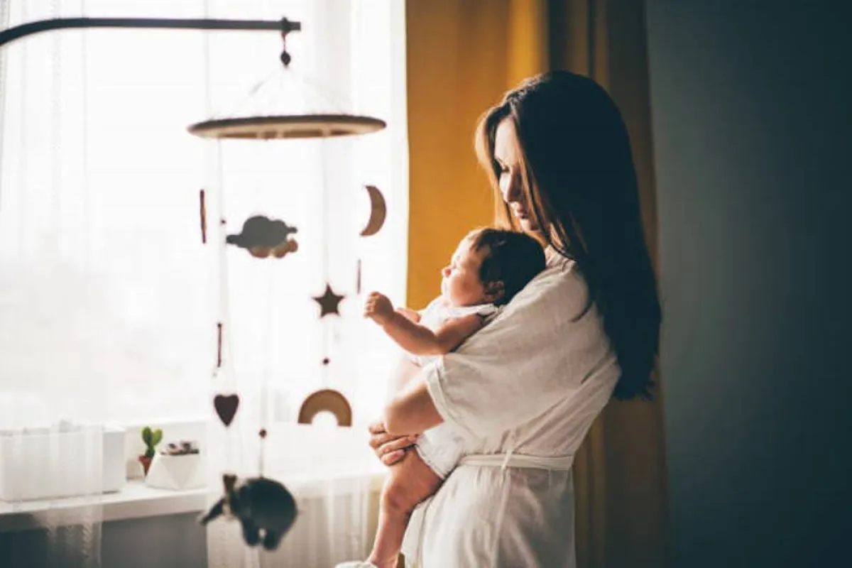 صورة لأم تحمل رضيعها بمجرد بكائه