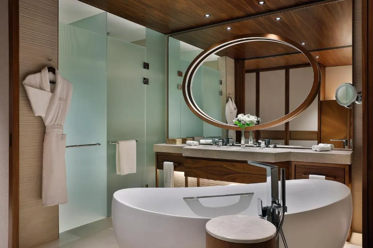 حمامات فخمة في غرف فندق كونراد الرباط أرزانا