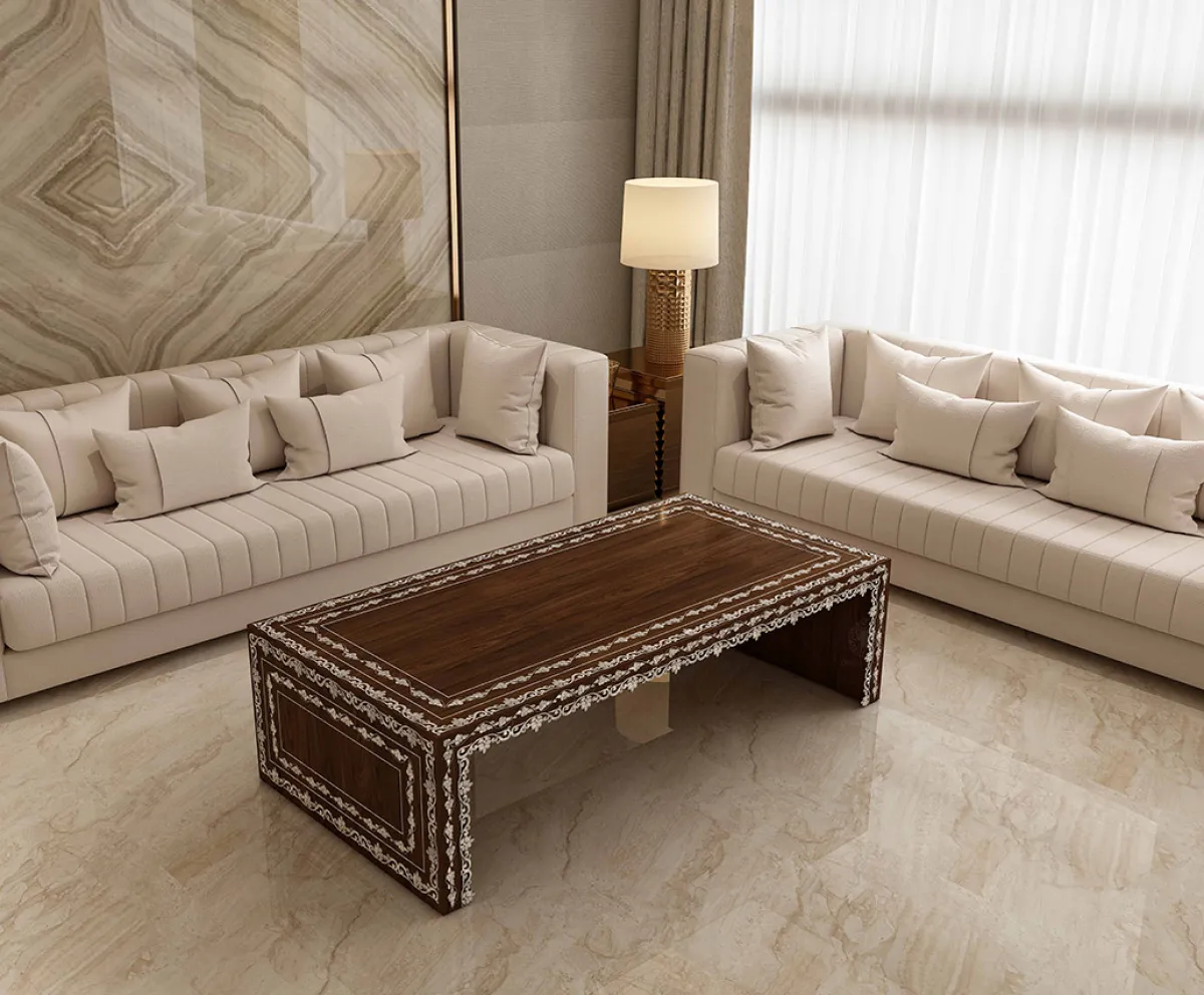 غرفة جلوس تبرز جماليتها بطاولة ذات حواف صدَفية في المنتصف