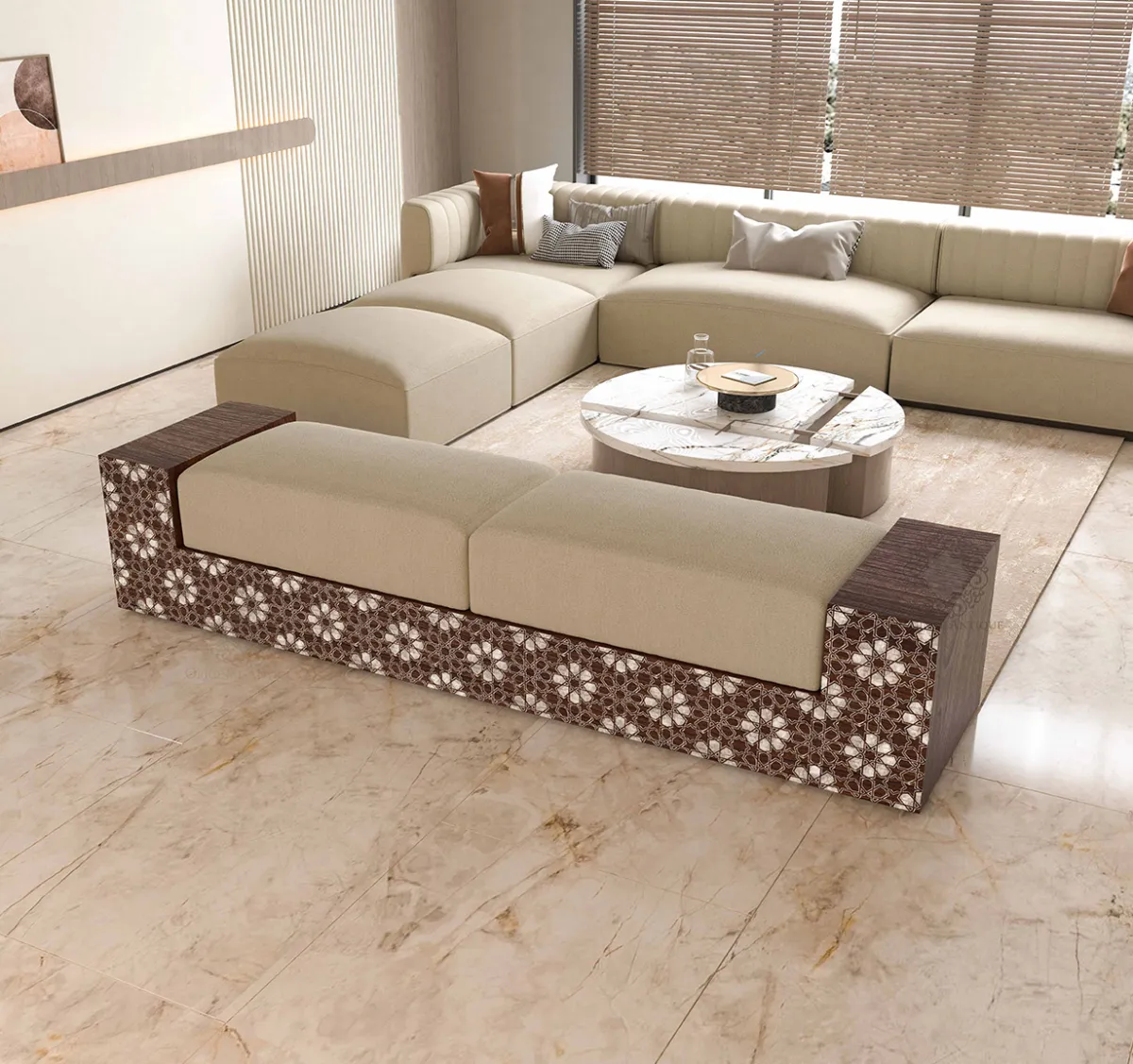 غرفة معيشة عملية وأنيقة في الوقت نفسه، يزيّن الصدَف البنّي مسندها الخلفي 