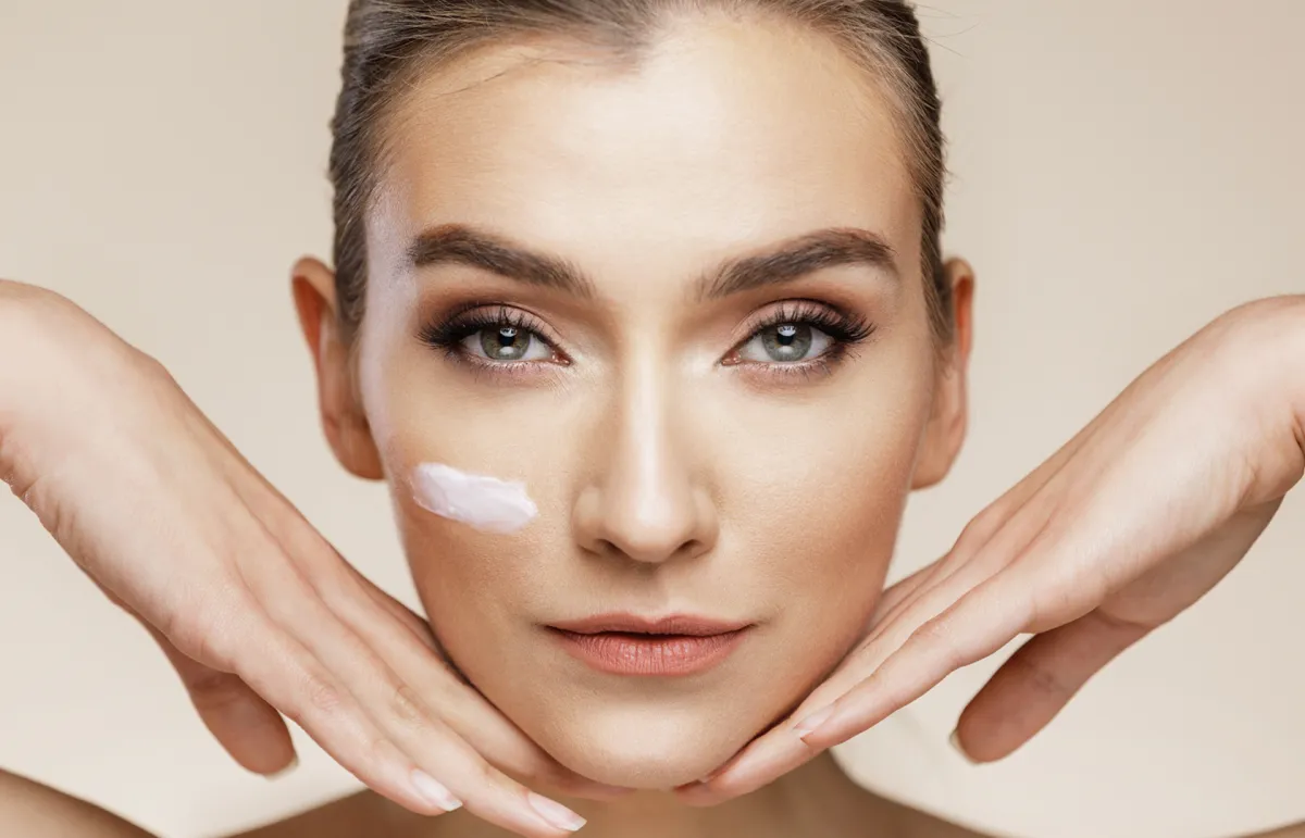 فوائد الكريمات الليلية والنهارية للبشرة