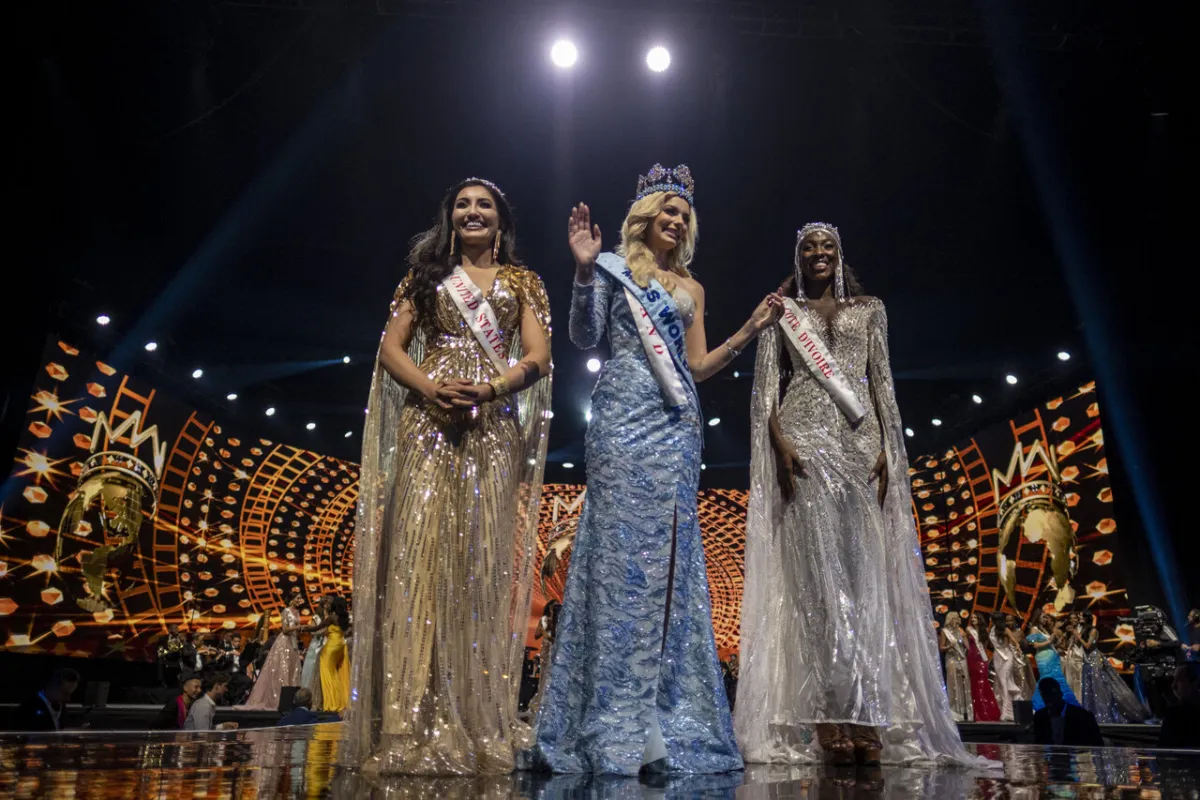 Miss Poland Karolina Bielawska (C) waves after winning the 70th Miss World beauty pageant at the Coca-Cola Music Hall in San Juan, Puerto Rico on March 16, 2022. Ricardo ARDUENGO / AFP