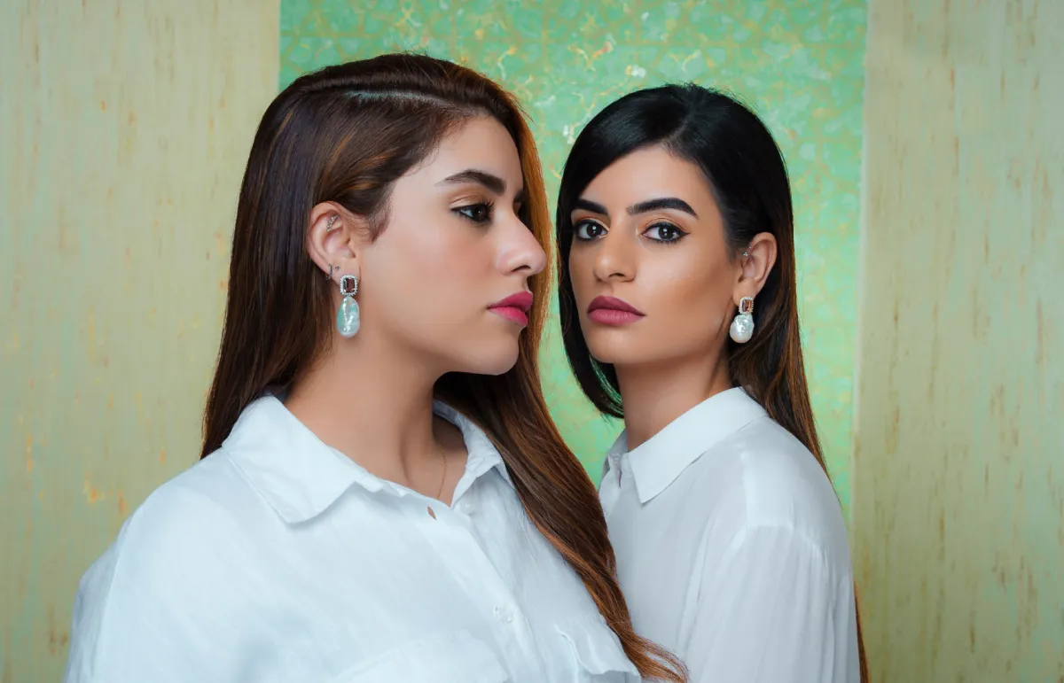 المصممتان سماح ورجوه الرواحي: إلهامنا مصدره أرض اللبان والخنجر العماني 