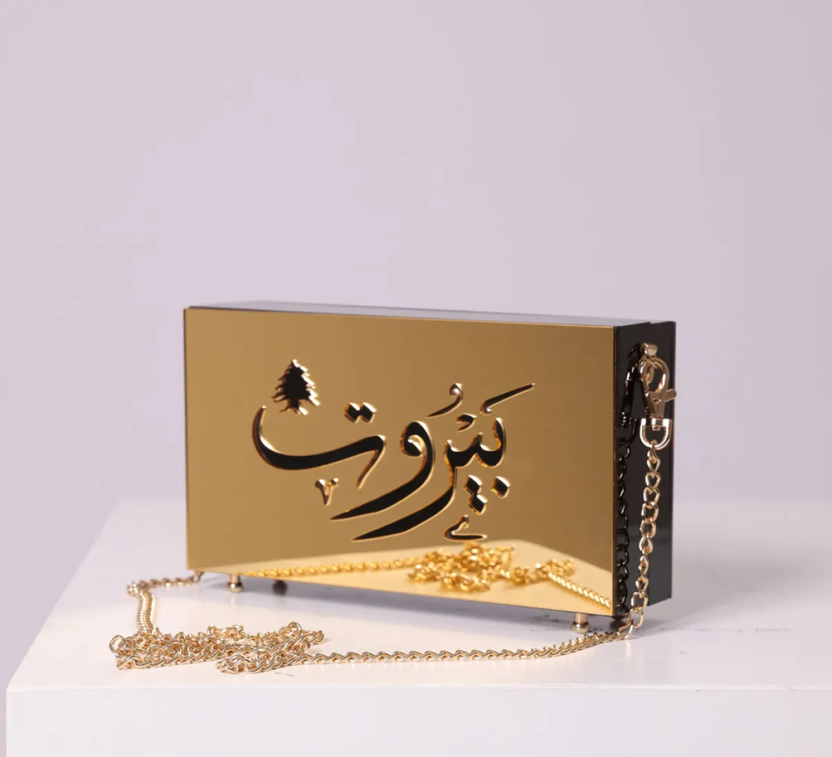 حقيبة من تصميم المصممة سارة الغول