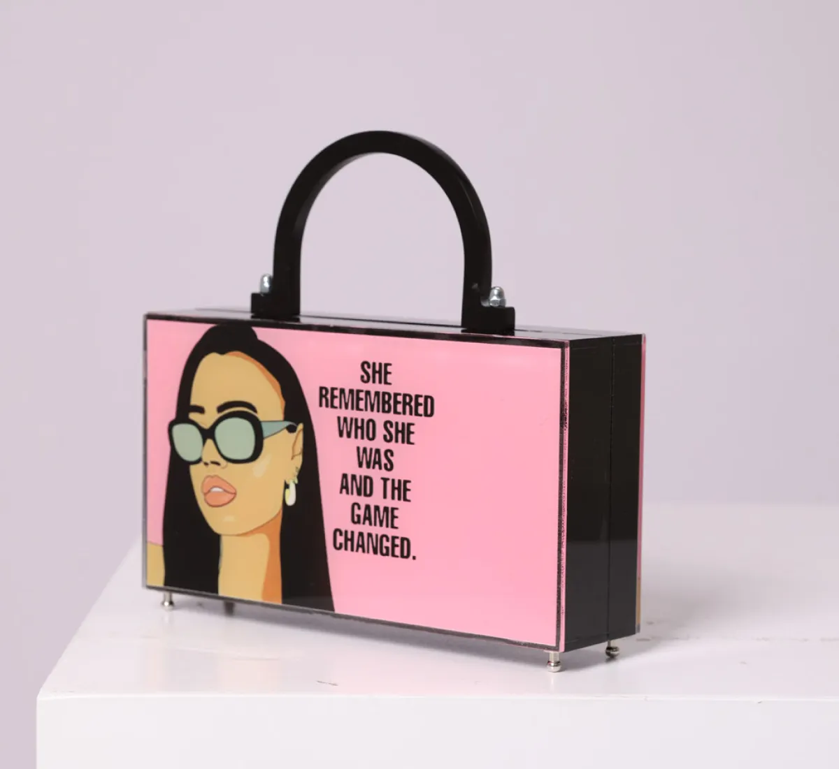 حقيبة من تصميم المصممة سارة الغول