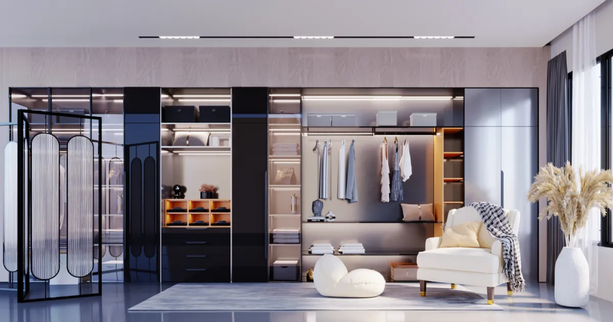 حاجز متحرك في الركن الخاص بالخزانة المتصلة بغرفة النوم