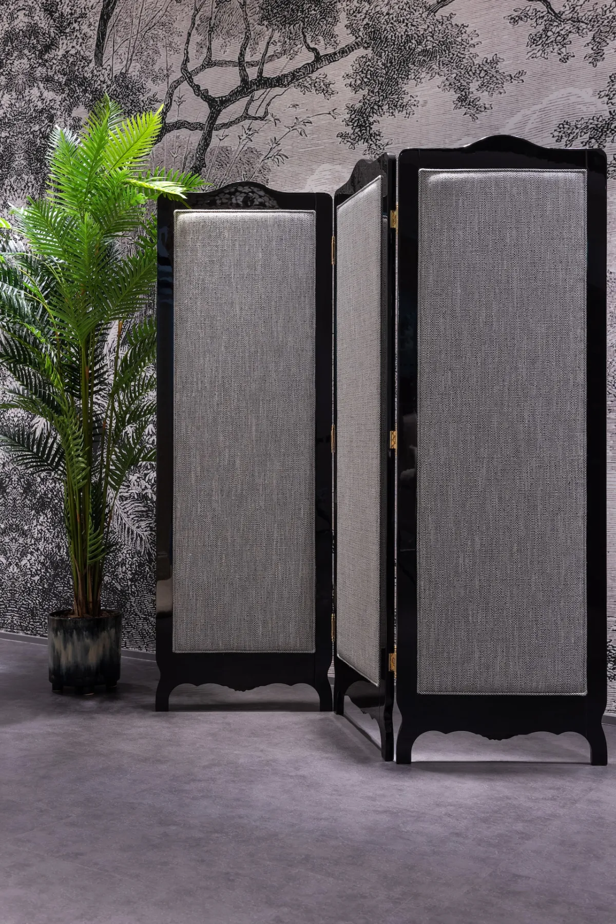 حاجز كلاسيكي الطراز، مصمم من النسيج المؤطر بالخشب