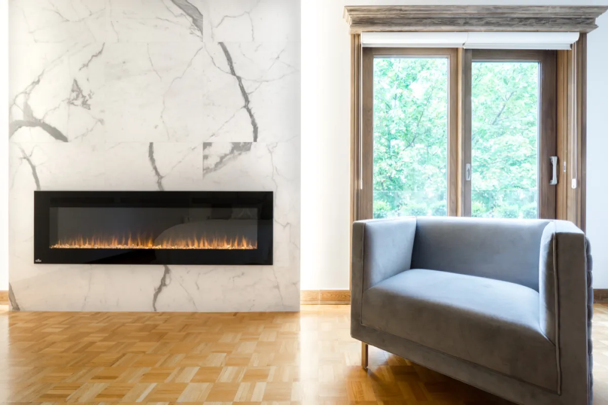 الرخام الأبيض الممشح يحوط بالمدفأة