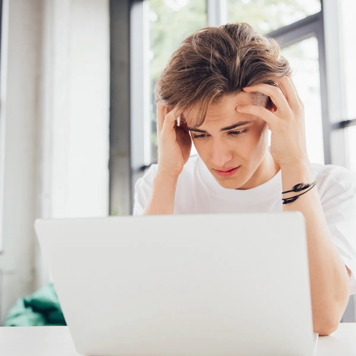 صورة لمراهق مكتئب