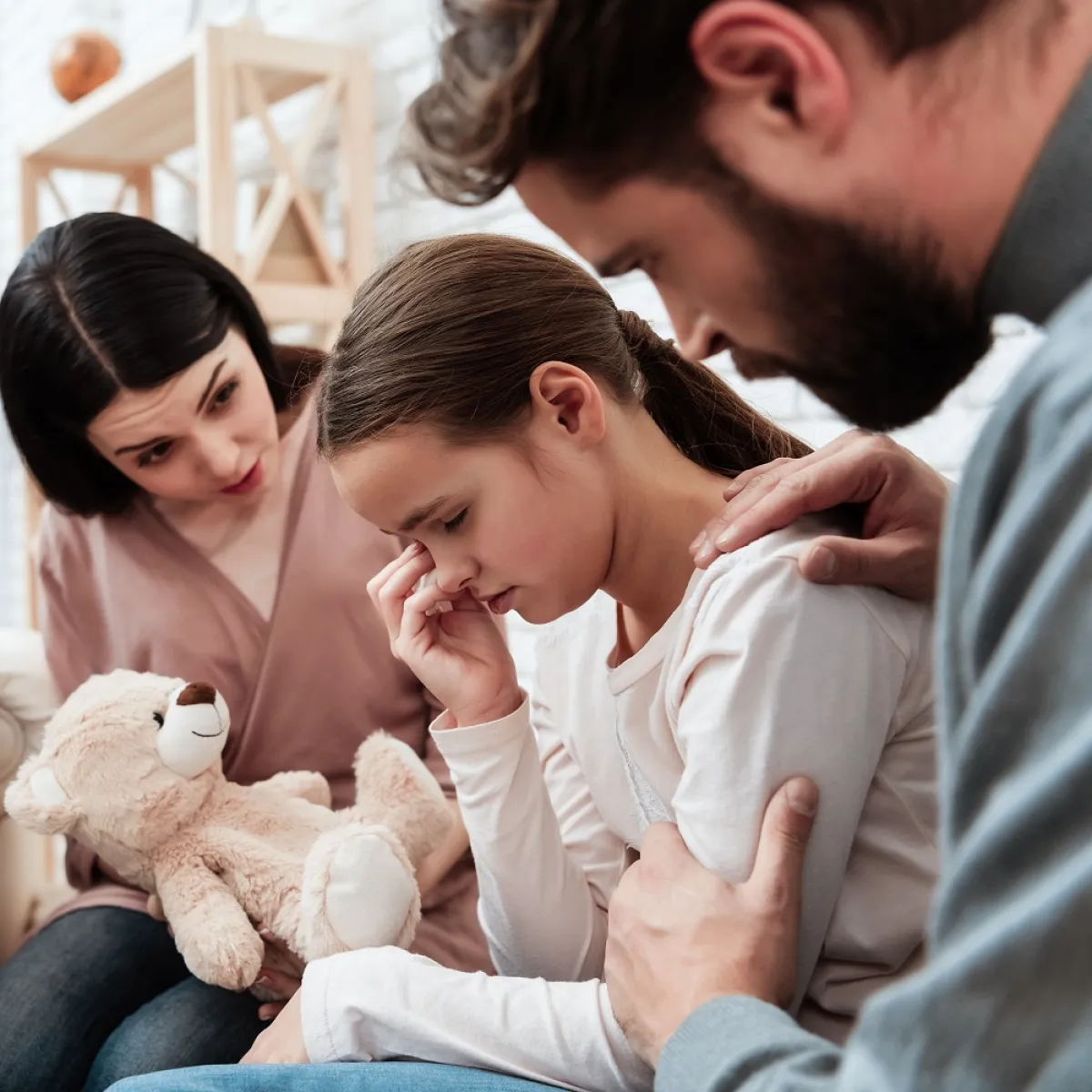 صورة لوالدين وابنتهما المراهقة