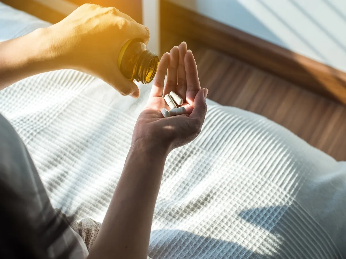 صورة لامرأة تتناول ادوية