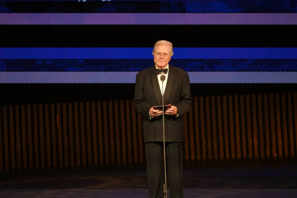 حسين فهمي من حفل ختام الدورة ال 44 - الصورة من المركز الإعلامي لمهرجان القاهرة السينمائي