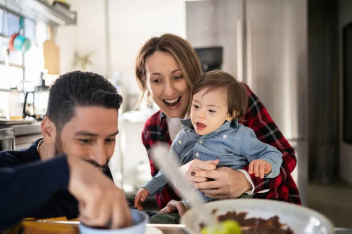 صورة لطفل منغولي مع أسرته
