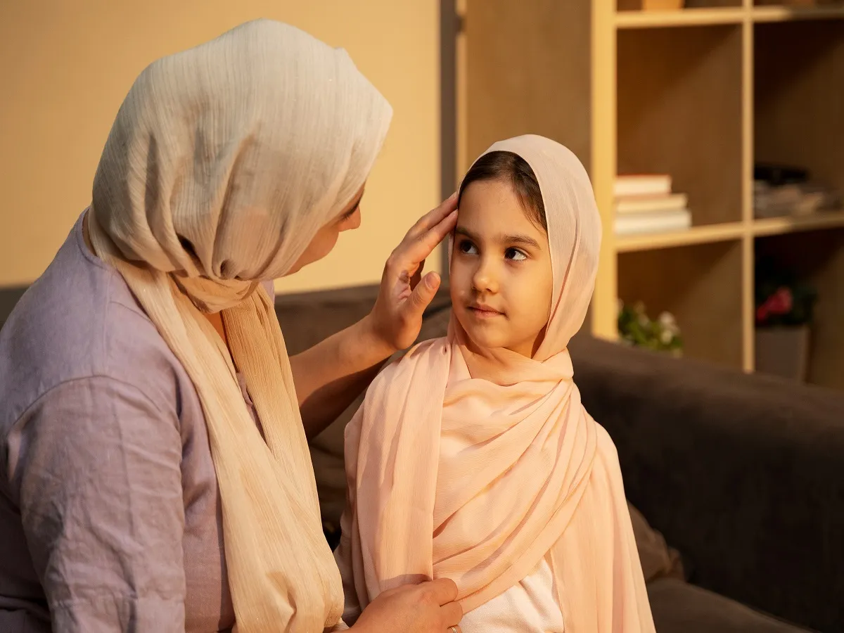 صورة لأم تجلس مع ابنتها