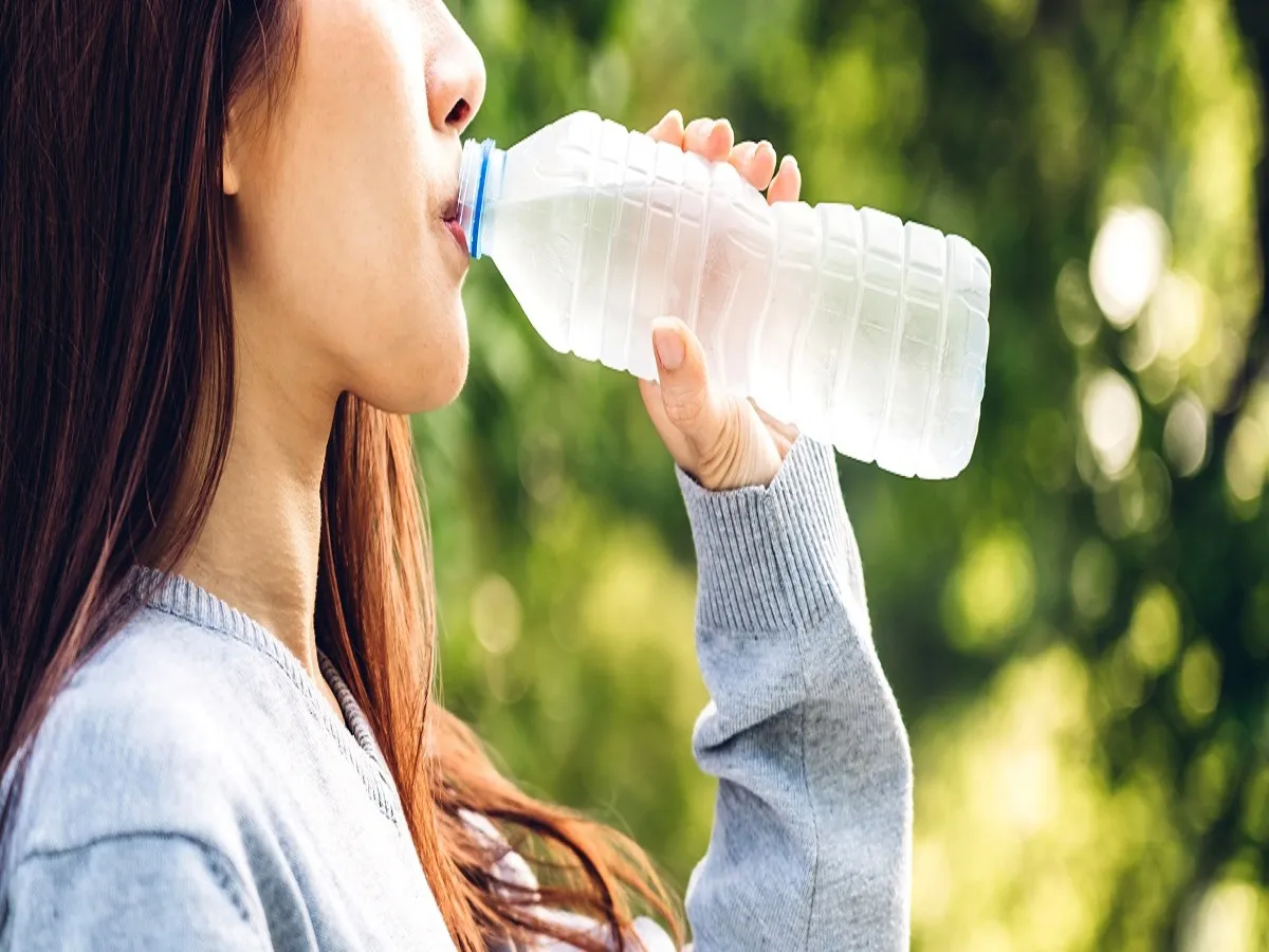 صورة لامرأة تتناول المياه