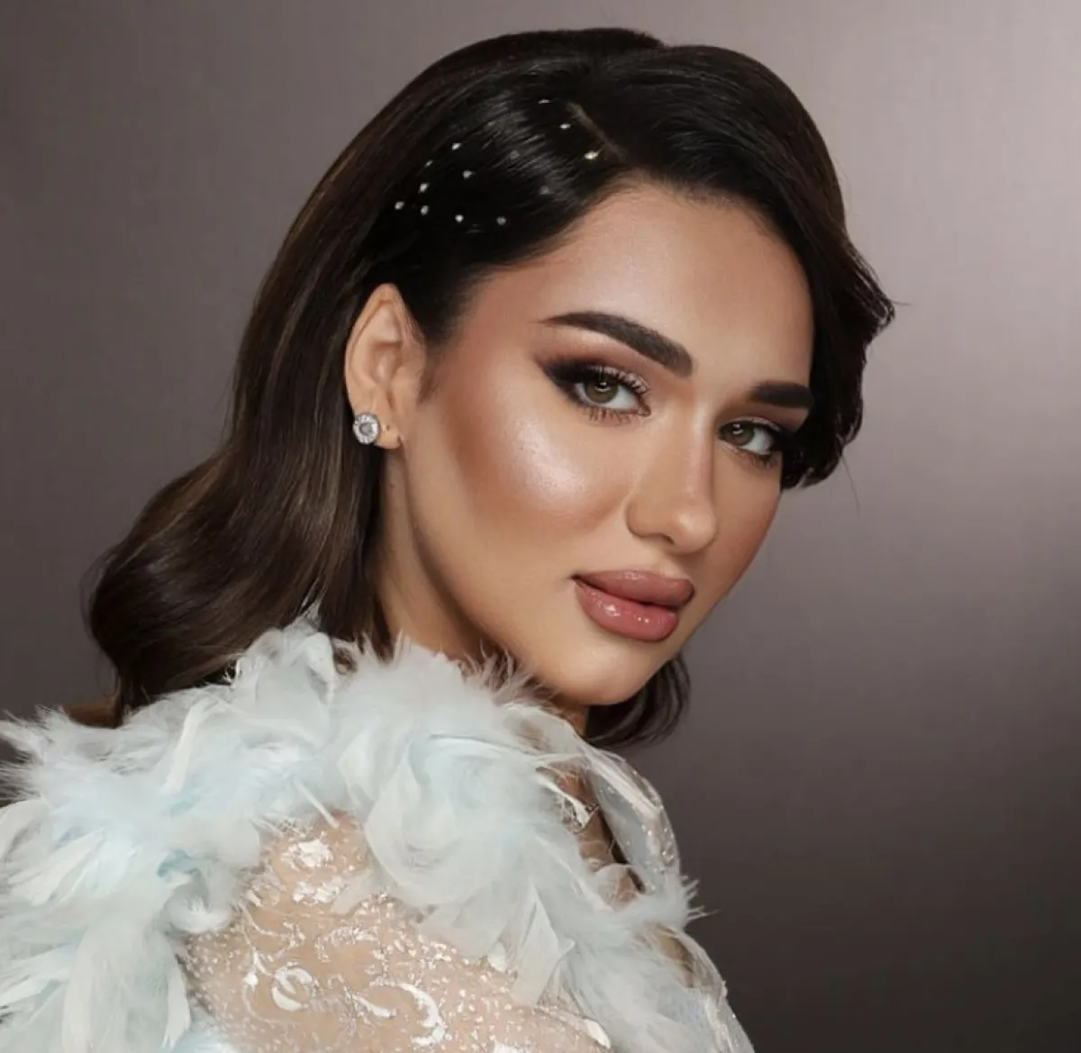 مكياج ترابي لامع - الصورة من حساب جوري قطان على الانستغرام