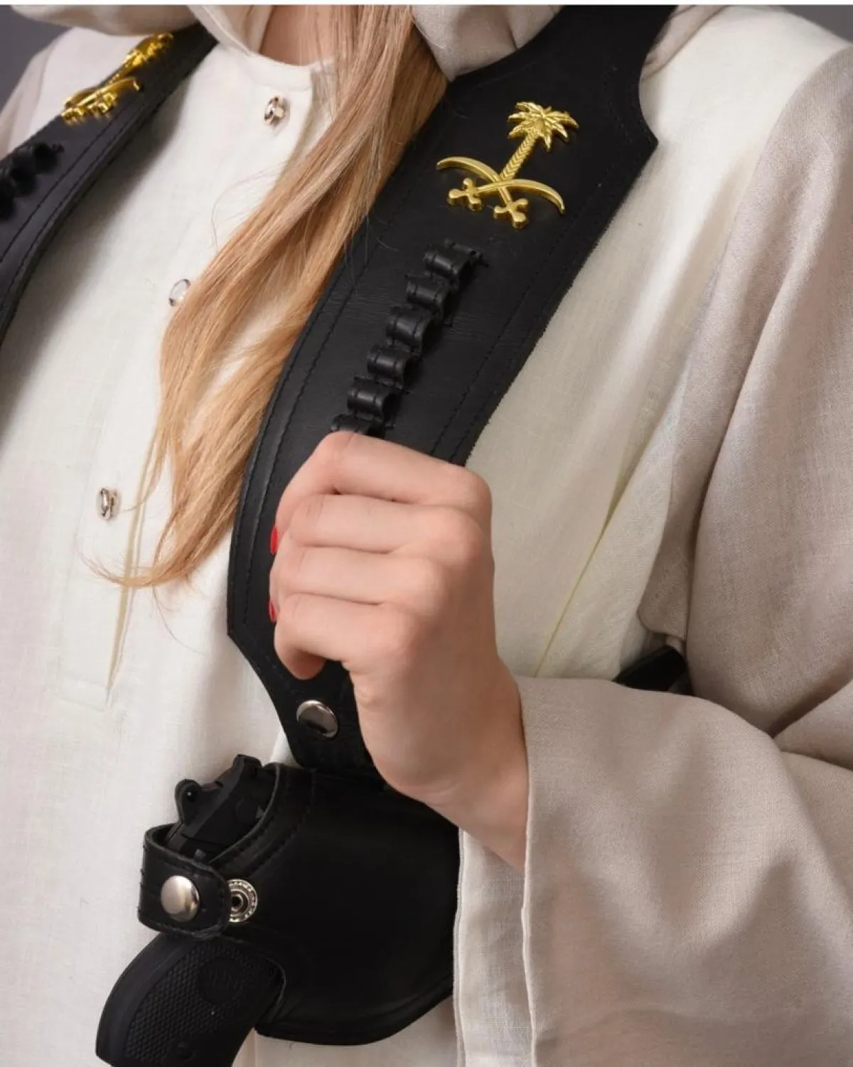 وشاح من تصميم مشاعل الدريعي