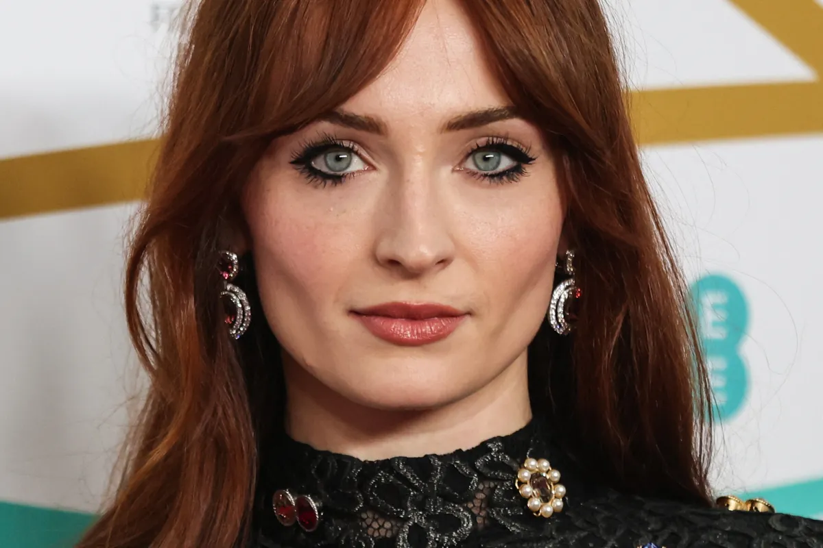 British actress Sophie Turner poses on the red carpet upon arrival at the BAFTA British Academy Film Awards at the Royal Festival Hall, Southbank Centrer, in London, on February 19, 2023. ISABEL INFANTES / AFP