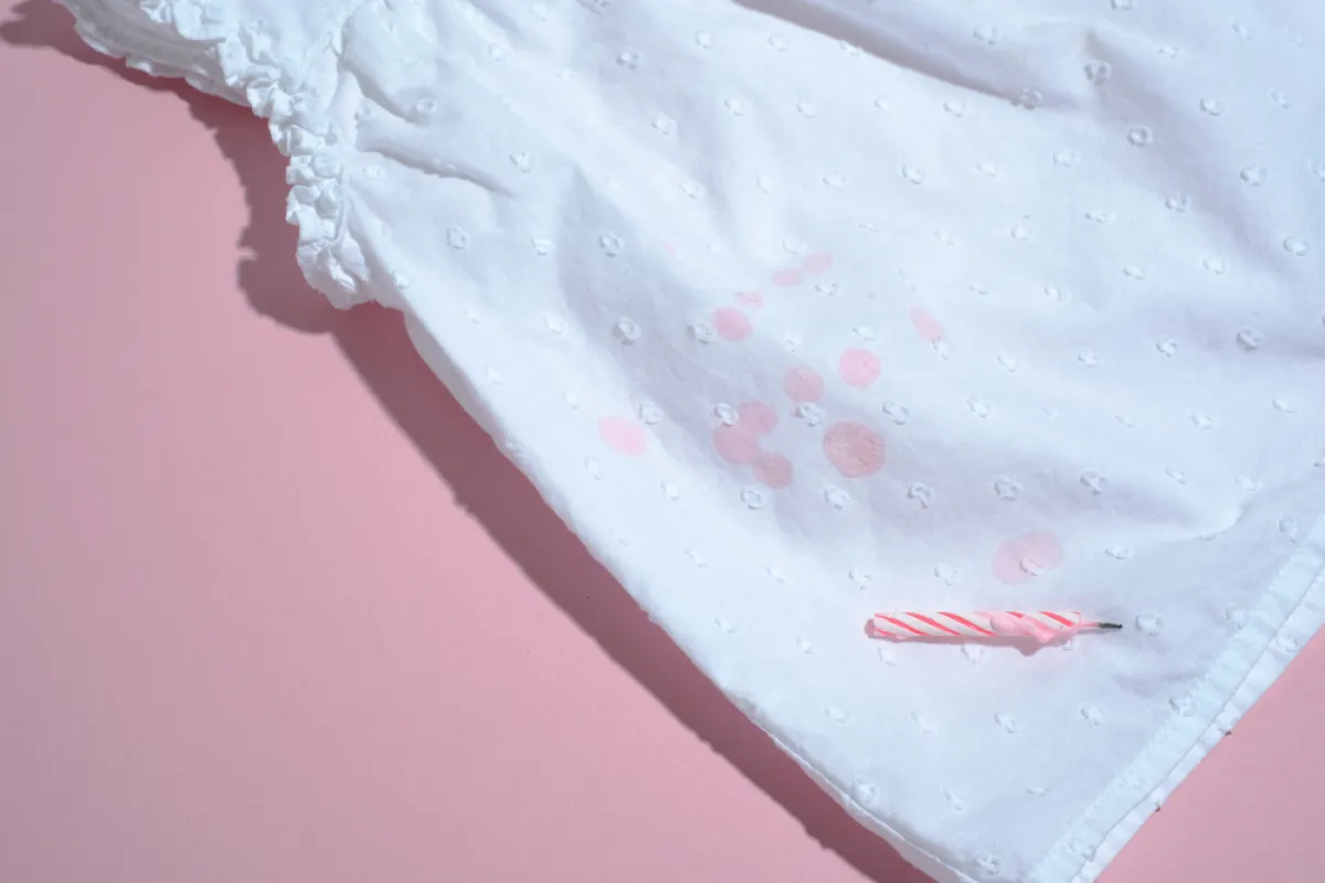 طريقة إزالة بقع الشمع التي تلطّخ قطعة الملابس