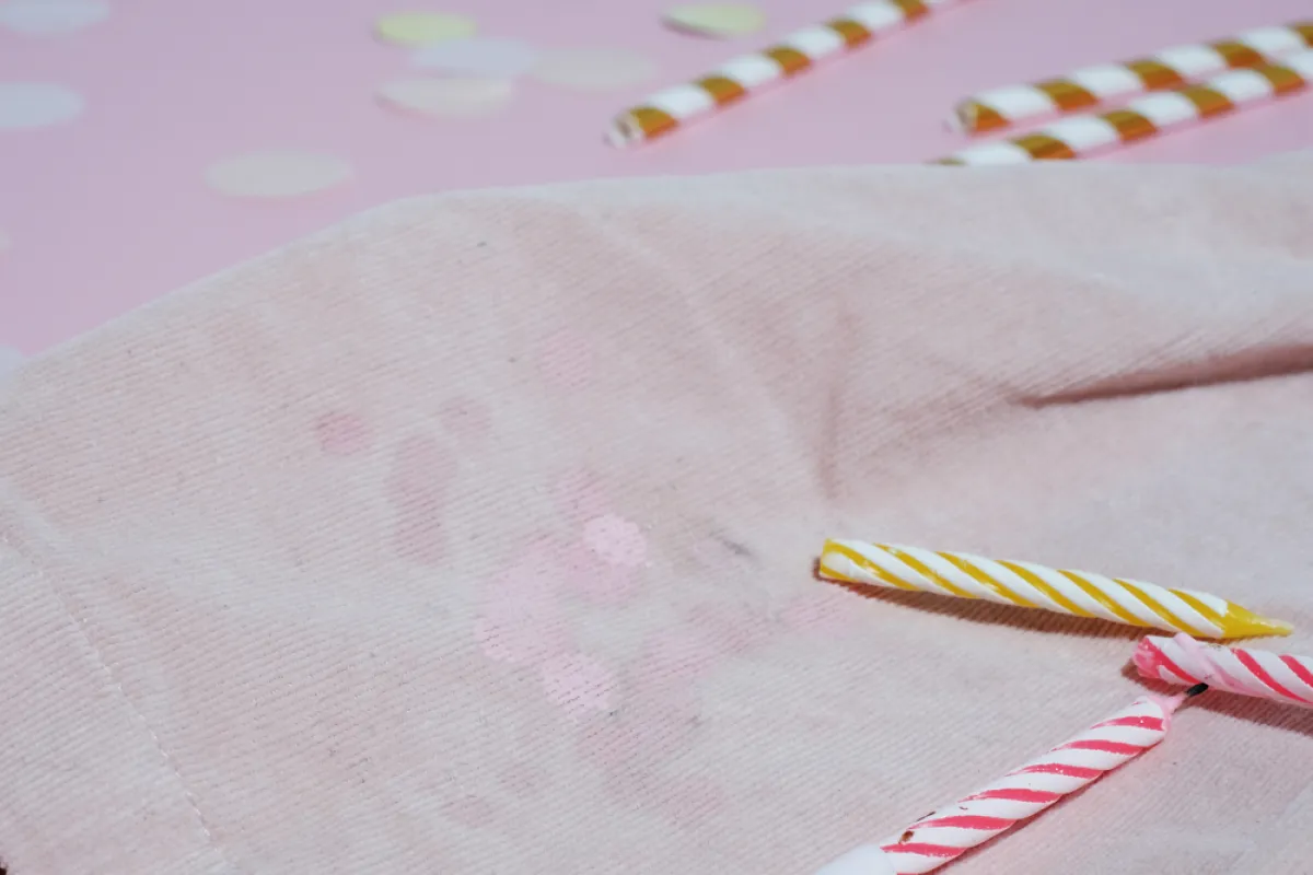 إزالة بقع الشمع من شرشف الطاولة موضحة في الخطوات