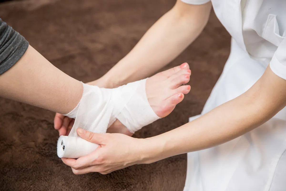 امرأة مُصابة بالتواء الكاحل «المصدر: Adobe.Stock»