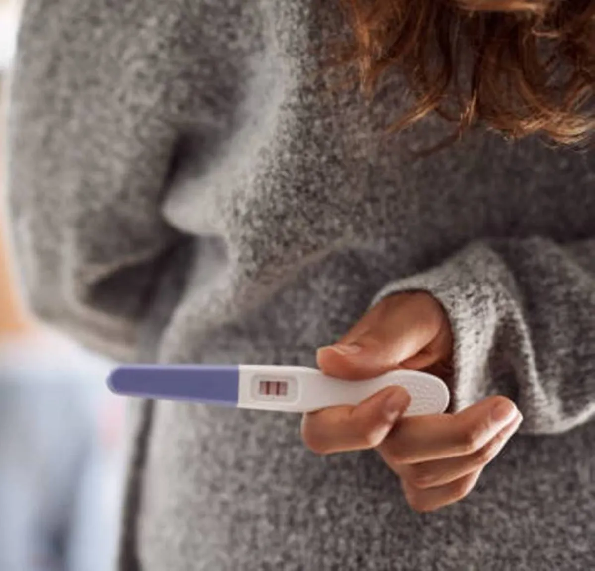 صورة لحامل تخفي فرحتها بالحدث السعيد