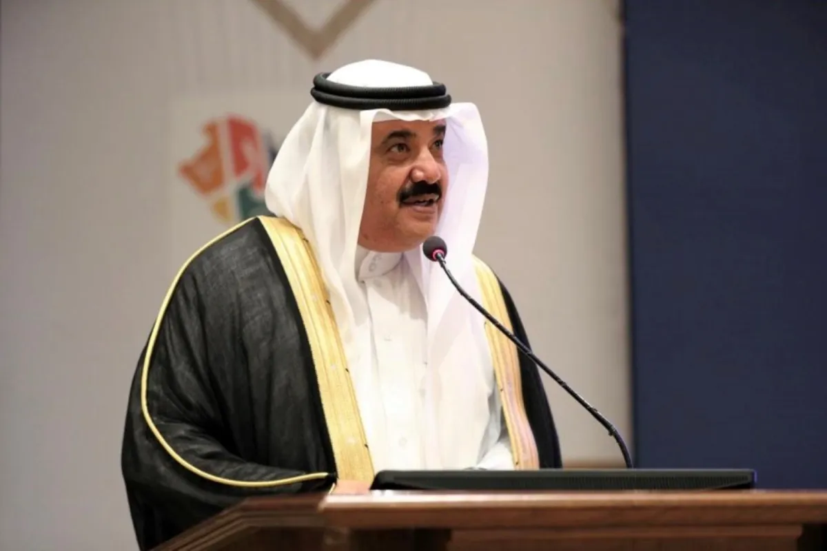 محمد فهد الحارثي وعبدالله الفوزان أثناء توقيع مذكرة التفاهم في المنتدى السعودي للإعلام - الصورة من حساب مركز الحوار الوطني على تويتر