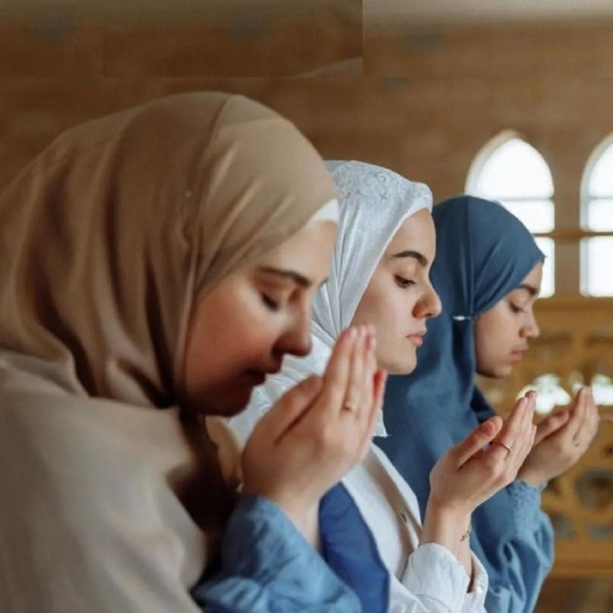 صورة لفتيات ودعاء بعد الصلاة