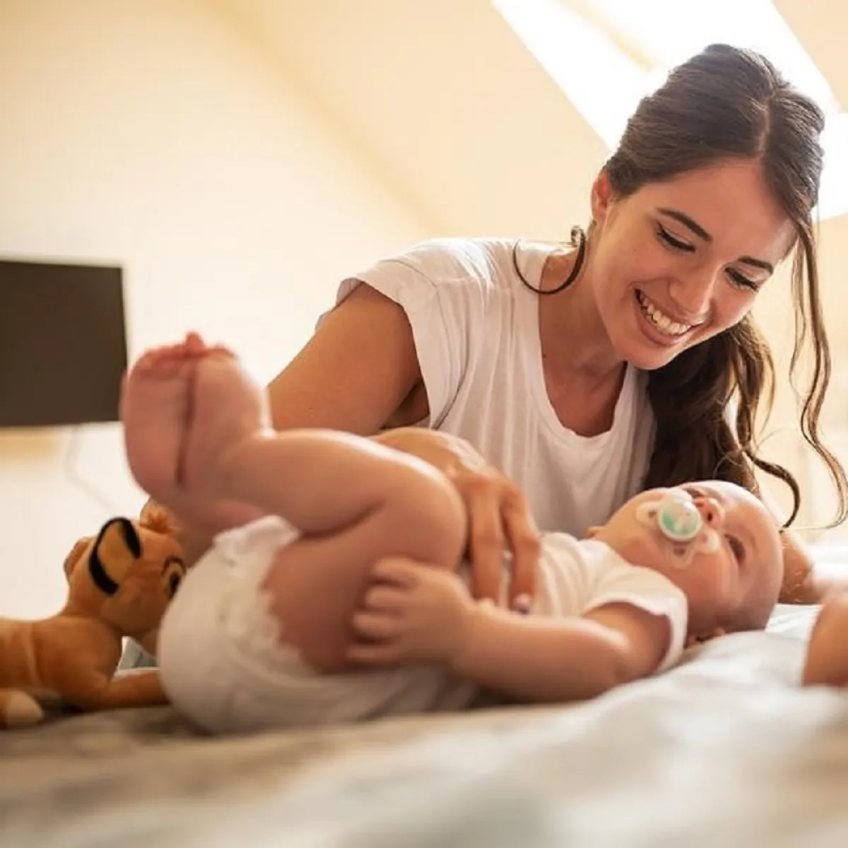 صورة أم تلاعب طفلها