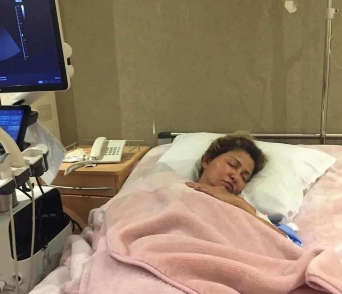 علا غانم من داخل المستشفى - الصورة من حساب ابنتها كاميليا على إنستغرام