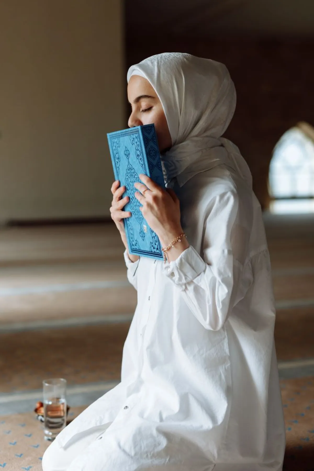 فتاة تدعي الله