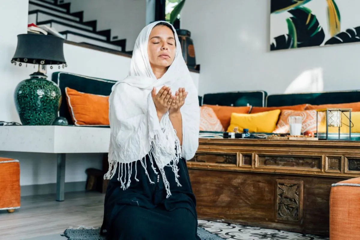 فتاة تدعي الله