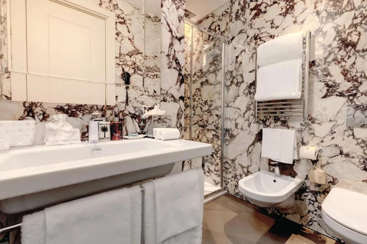 الرخام يطبع حمامات غرف فندق سينغر بالاس بالفخامة