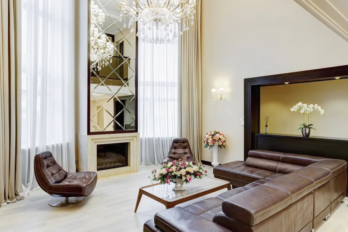 تكسية جدار الصالة بالمرايا مرغوب