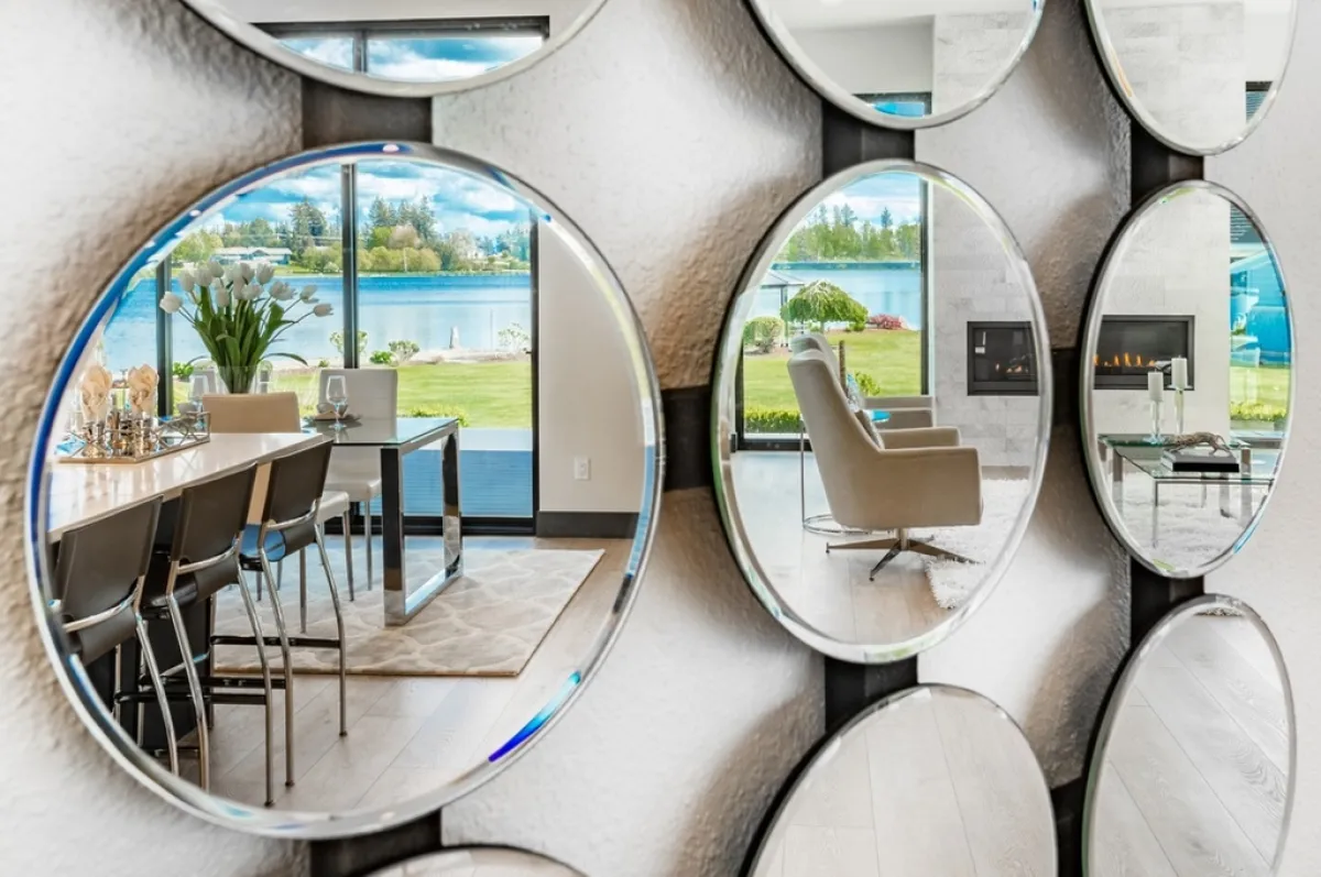 المرايا تشغل الجدار