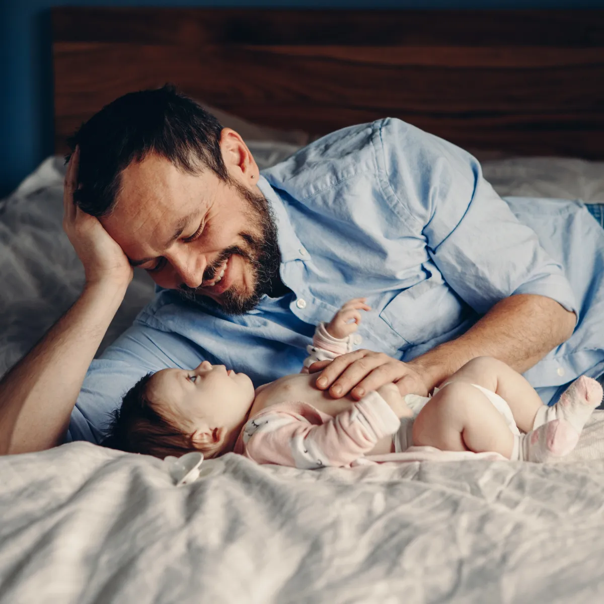 صورة لأب وطفله