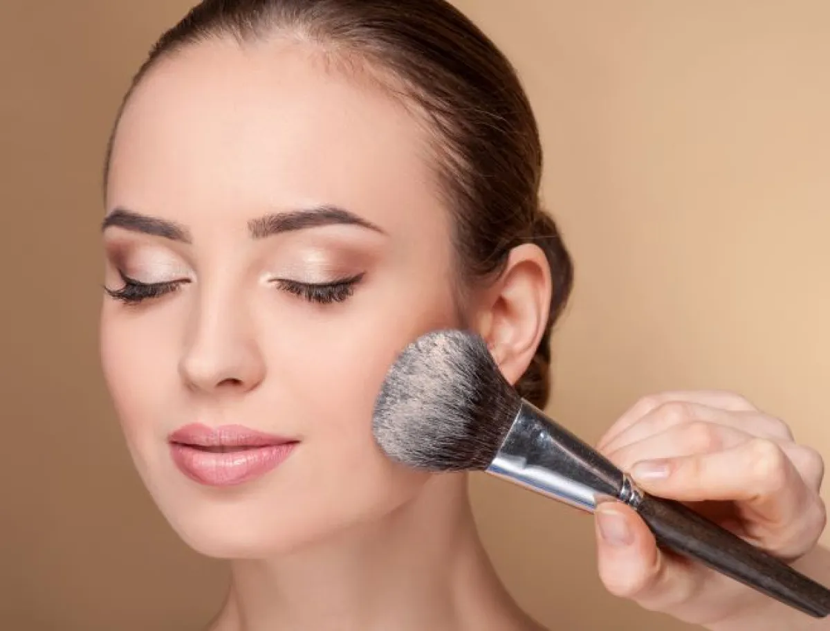 تطبيق مكياج البشرة الدهنية