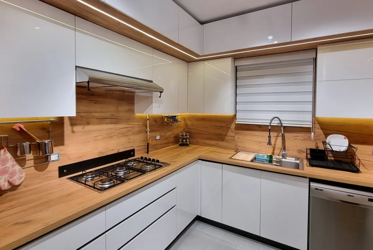 تحقيق الانسجام بين "الباكسبلاش" وسطح المجلى والخزائن