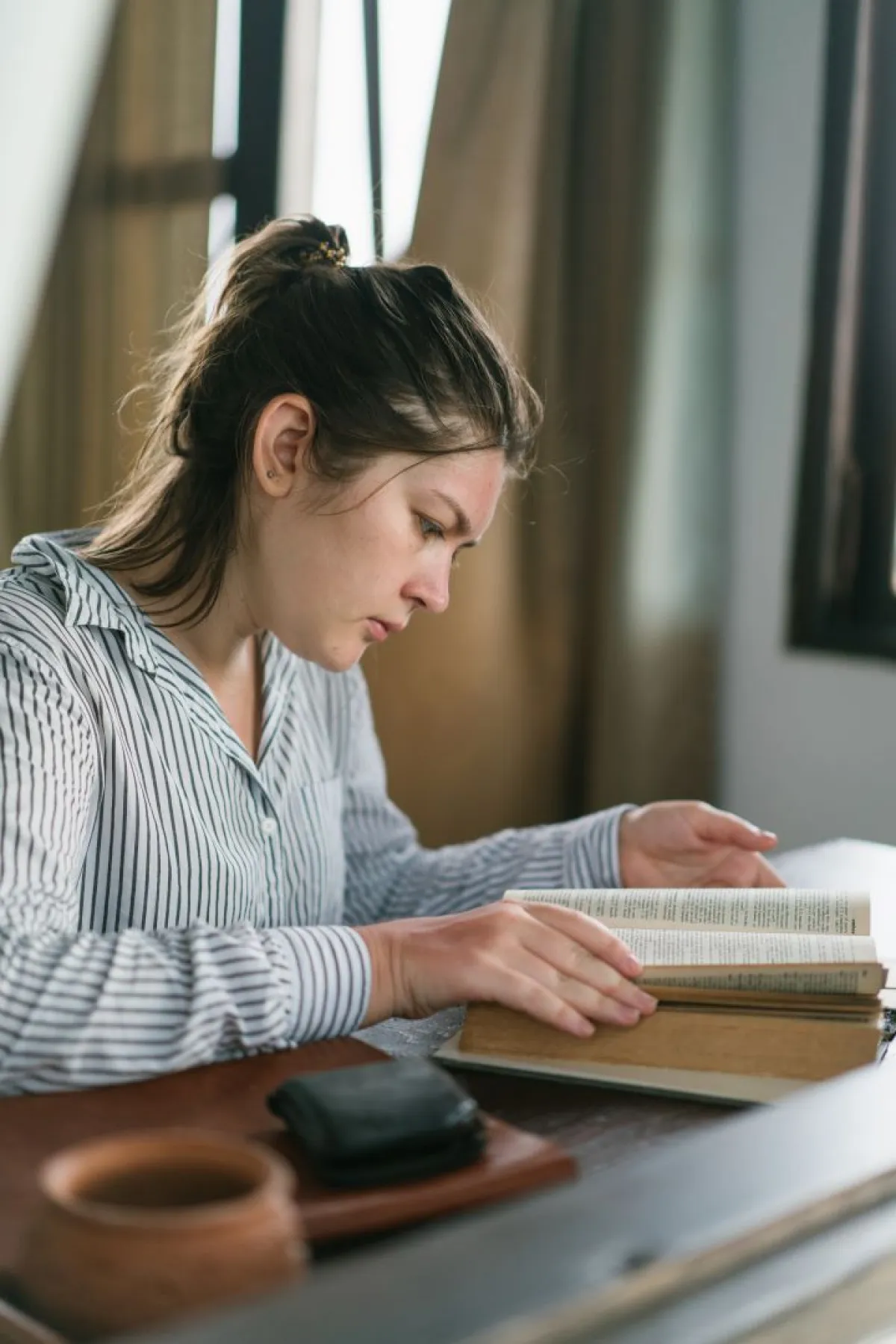 فتاة تقرأ كتاب ورقي 