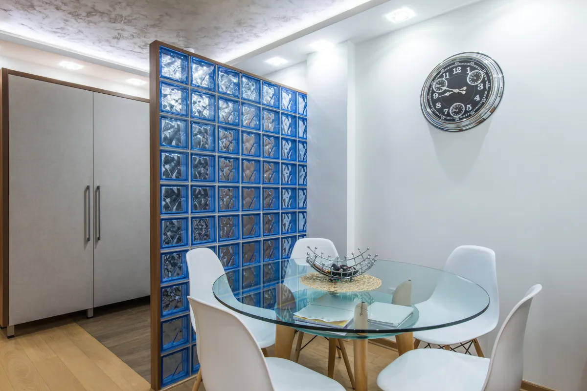 إزالة الأوساخ والبقع من السطح الزجاجي