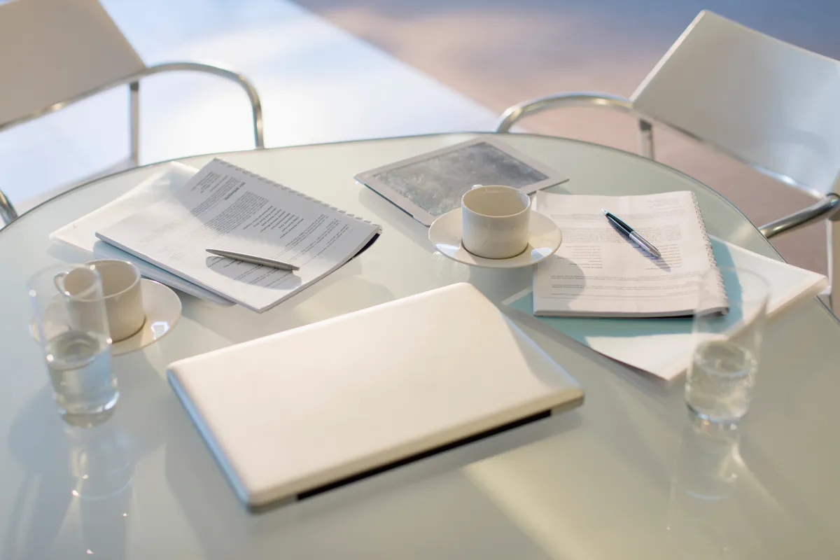 كيفية تنظيف الزجاج الخاصّ بأسطح الطاولات في المنزل؟