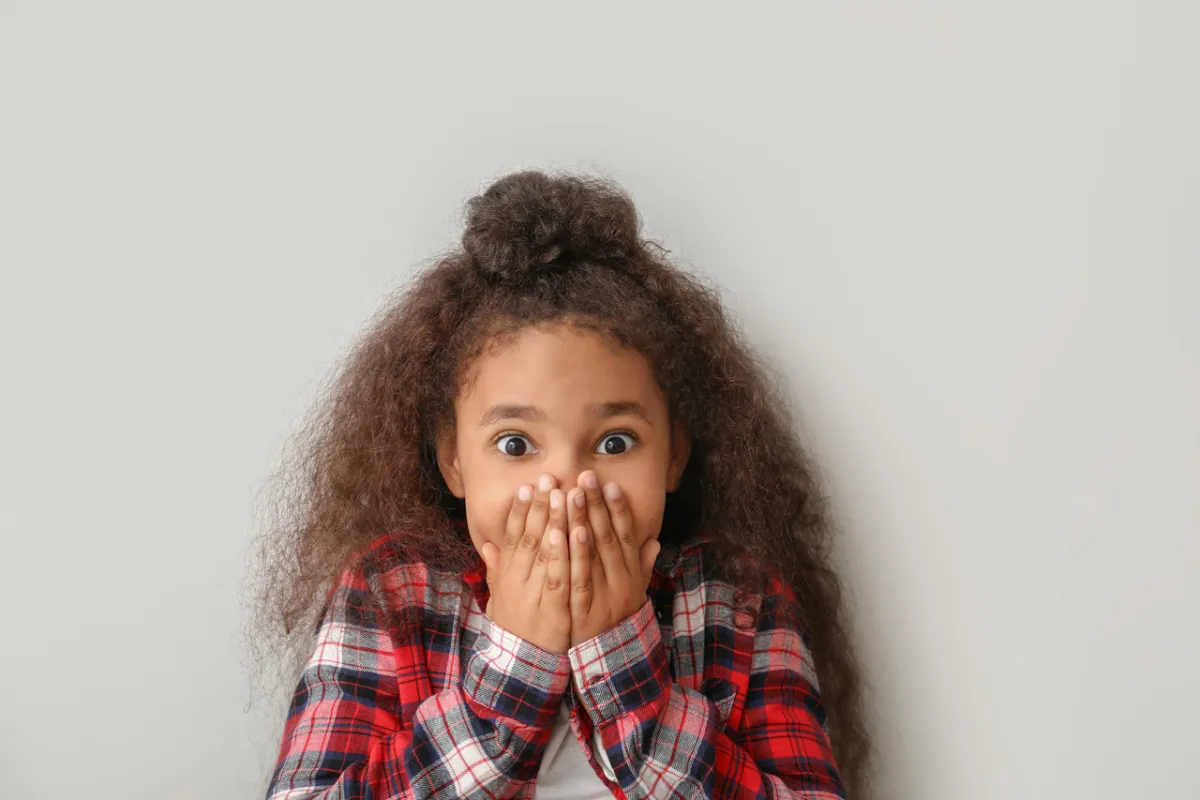 صورة لفتاة مرحة