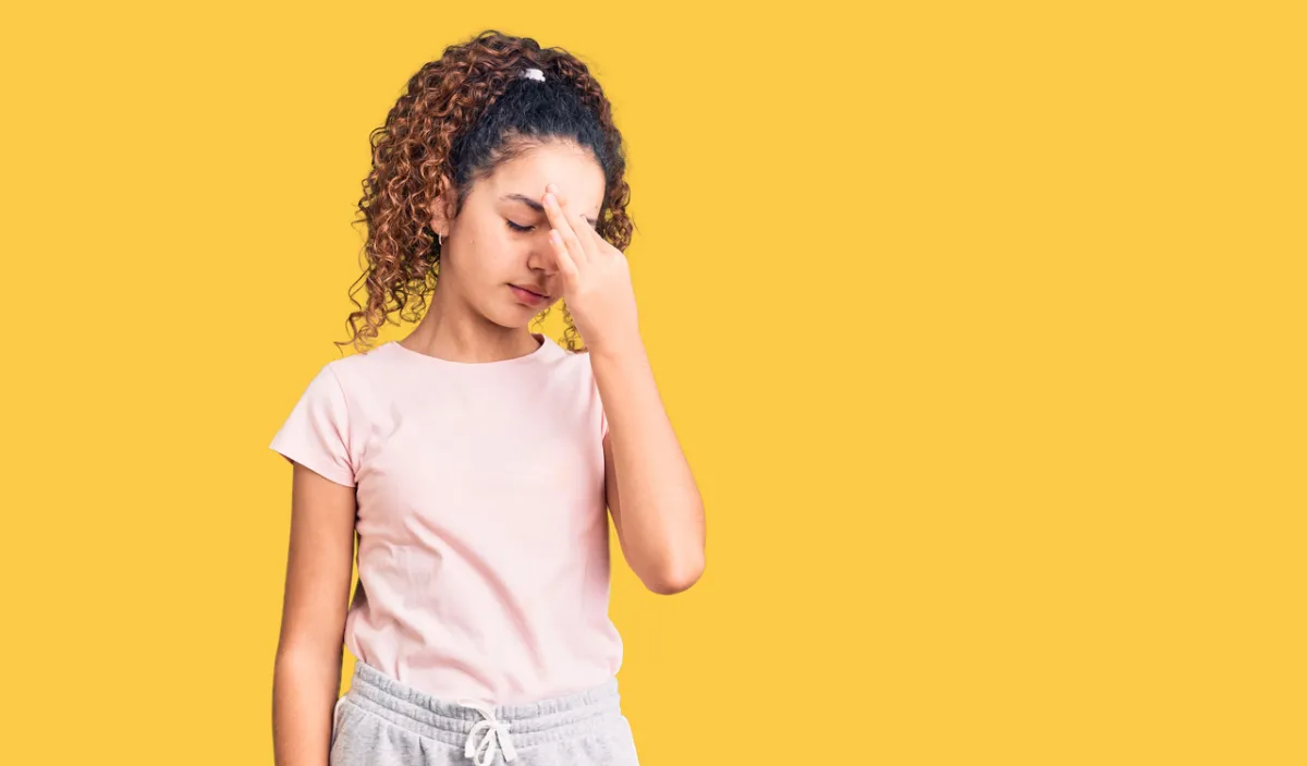 صورة لبنت تشعر بالنعاس