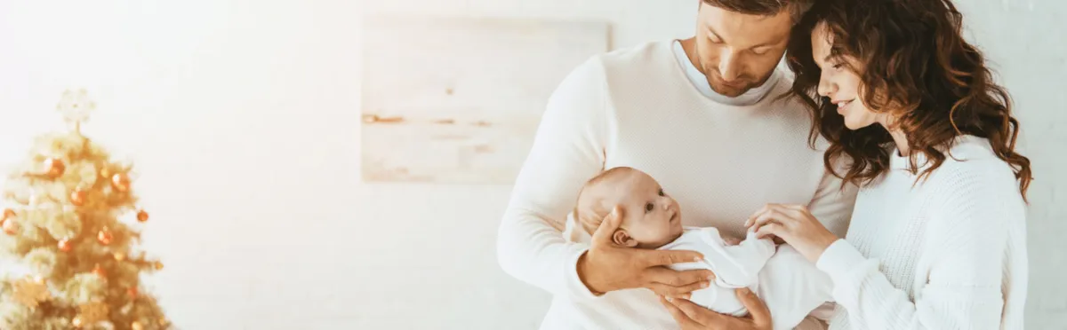 صورة لأبوين يحملان المولودة