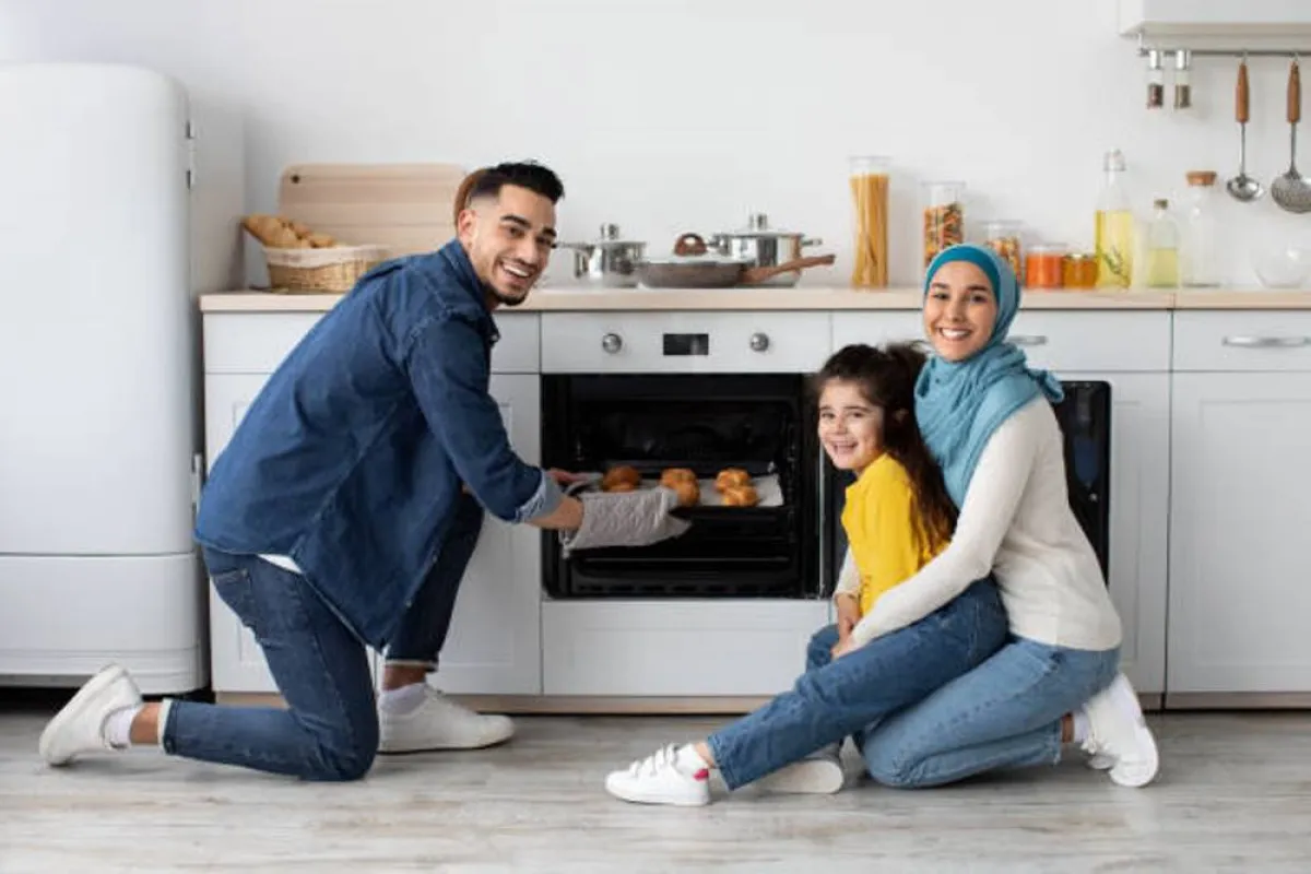 صورة لعائلة تعد حلوى تراثية في البيت