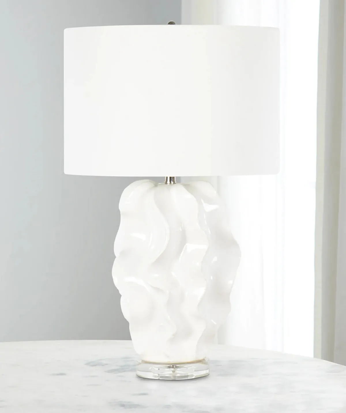 مصباح للمنضدة مصنوع من السيراميك والحديد