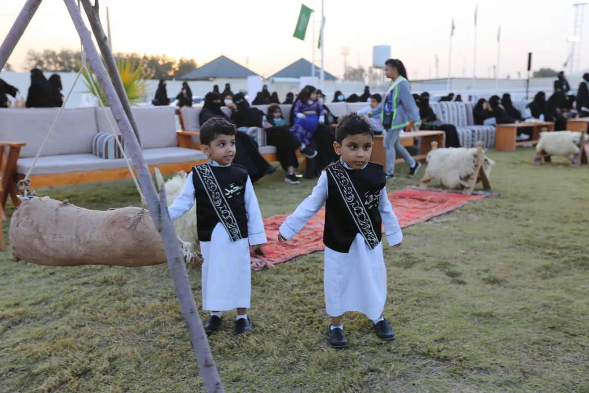 مشاركات من مستفيدي الجمعية والضيوف على ركوب الخيل ضمن أجواء الاحتفاء التي اتسمت بالتفاعل